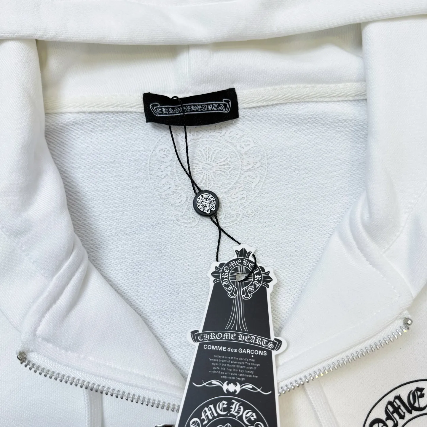 P290 (newly added in white) Chrome Hearts Miami Limited Horseshoe Hooded Jacket, the same style as ChromeHearts counters. Made of 430g double-ply double yarn pure cotton terry fabric. The original custom hardware zippers are restored in place. The handle is very textured. It is three-dimensional and atmospheric. It is easy to wear in autumn. It is simple and elegant. It adopts the os version. The upper body effect is very good. Suitable for all body types. Soft and comfortable. CH letter offset printing on the front ➕ Horseshoe Sanskrit offset printing on the back. Small mark on the hem. Machine washable, no fading, no deformation, complete accessories, original mold opening, perfect restoration of zp 2:1, same style for men and women, versatile, no choice, size s m l xl color black white